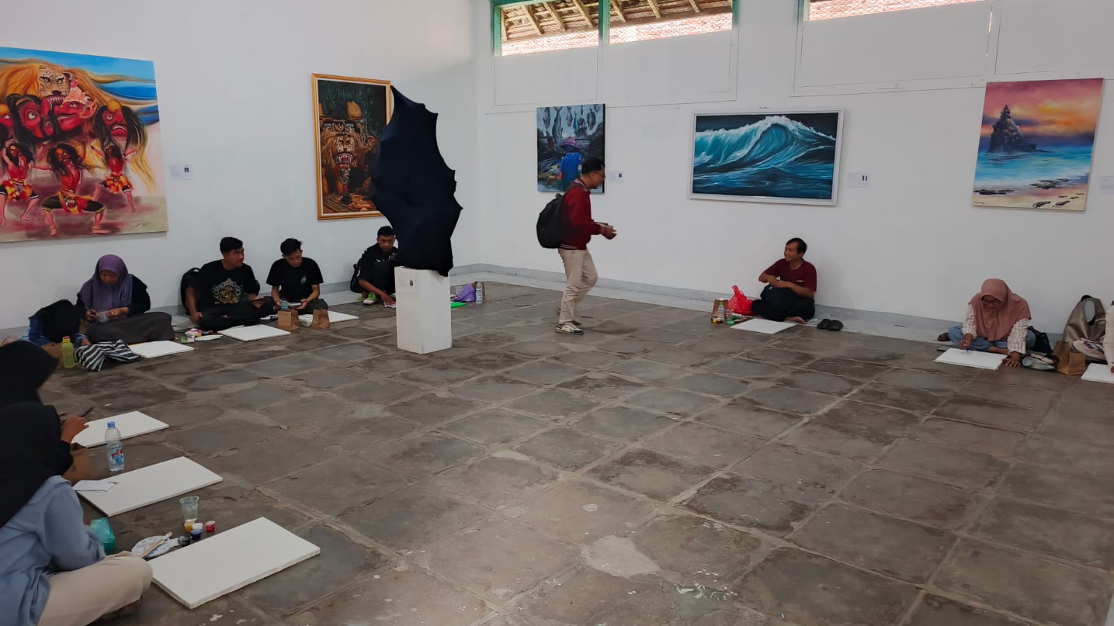 Serunya Kegiatan Melukis On The Spot dalam Pameran Seni "Diluar Nalar"